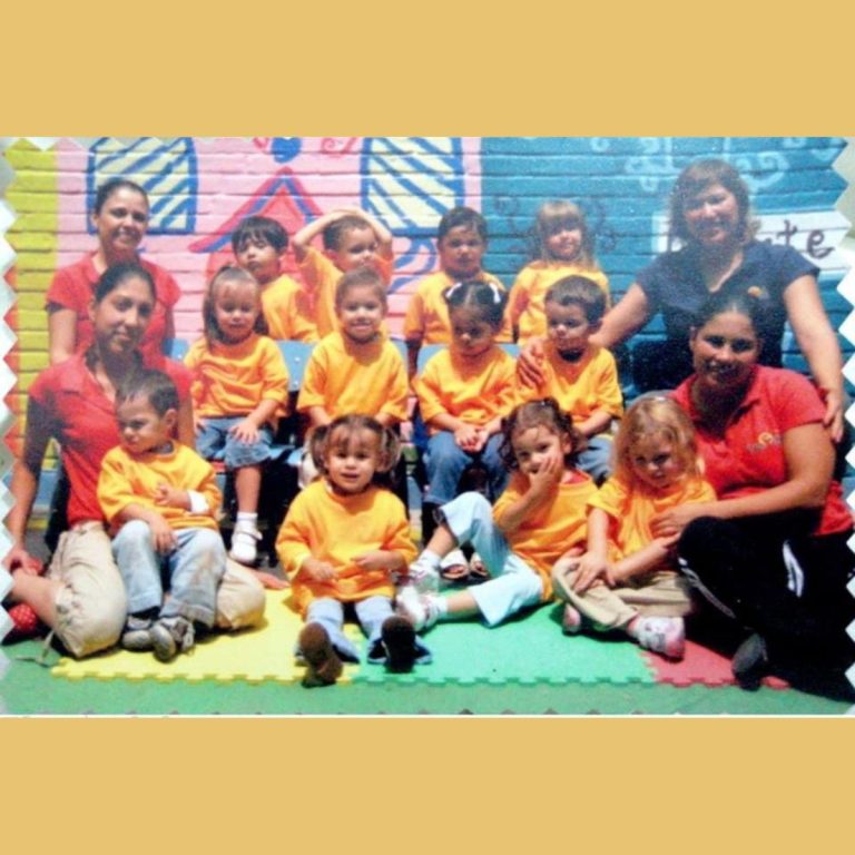 Alumnos en clase de arte CreArte