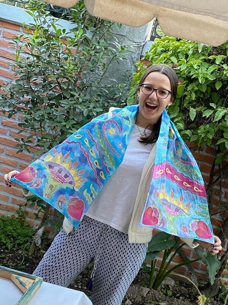 Alumno pintando en bastidor de seda